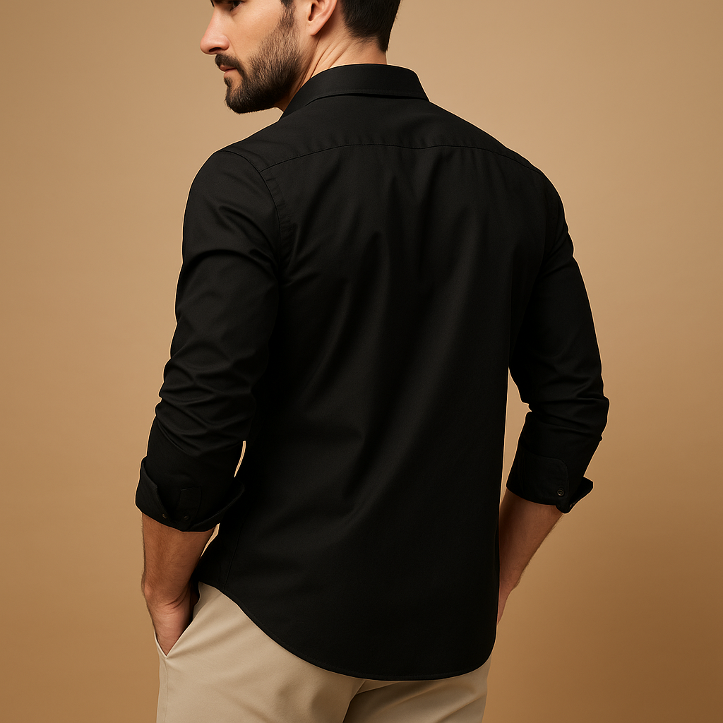 Klassiek herenoverhemd met reverskraag en borstzak, geschikt voor zowel formele als casual outfits, met comfortabele pasvorm.