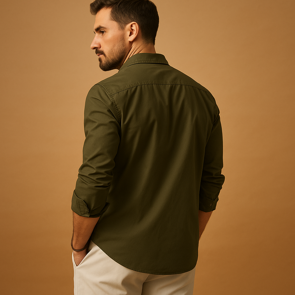 Klassiek herenoverhemd met reverskraag en borstzak, geschikt voor zowel formele als casual outfits, met comfortabele pasvorm.