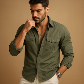 Klassiek herenoverhemd met reverskraag en borstzak, geschikt voor zowel formele als casual outfits, met comfortabele pasvorm.