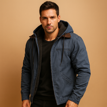 Klassieke winterjas voor heren met capuchon, zachte voering en tijdloos design, perfect voor koude dagen en outdoor-activiteiten.