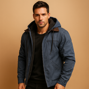 Klassieke winterjas voor heren met capuchon, zachte voering en tijdloos design, perfect voor koude dagen en outdoor-activiteiten.