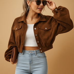 Korte corduroy jas voor dames met ribbelstructuur, zilveren knopen en borstzakken. Stijlvol en tijdloos voor casual en elegante outfits.