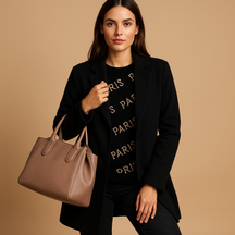 Lang damesjack met klassieke snit in elegante stijl, geschikt voor dagelijks gebruik en formele gelegenheden.