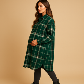 Lange geruite jas voor dames in wol-look met getailleerde pasvorm, zachte binnenkant en klassieke uitstraling. Perfect voor dagelijks en formeel gebruik.