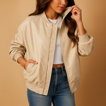 Lange damesjas in baseballstijl met modern design en getailleerde pasvorm, ideaal voor winterse casual outfits.