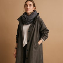 Lange waterdichte regenjas voor dames met verstelbare taille, capuchon en ceintuur in groen, beige of zwart.