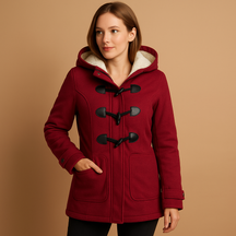 Lange winterjas met capuchon voor dames, windbestendig met moderne snit. Comfortabel en elegant, ideaal voor koude dagen en avondwandelingen.