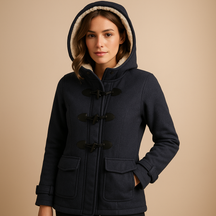 Lange winterjas met capuchon voor dames in zwart, khaki of marineblauw. Windbestendig, comfortabel en stijlvol voor koude winterdagen.