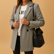 Lange winterjas voor dames met elegant enkelrijig design en warme pasvorm. Beschikbaar in grijs, blauw en camel, ideaal voor koude dagen.