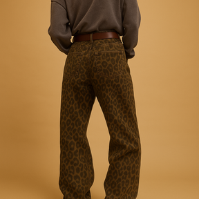 Slim fit damesjeans met luipaardprint in katoenen stretchstof, perfect voor casual en avondlooks.