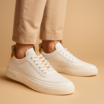 Lichtgewicht en comfortabele herensneakers met zachte binnenzool en stevige grip, ideaal voor dagelijks gebruik of lichte activiteiten.