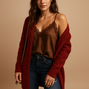 Lichtgewicht gebreid vest voor dames met lange mouwen en capuchon, ideaal voor koel weer en casual tot semi-formele looks.