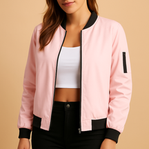 Lichtgewicht zomerjack voor dames met elegante pasvorm en ademende stof. Perfect voor dagelijks gebruik, casual gelegenheden en zomerse dagen.