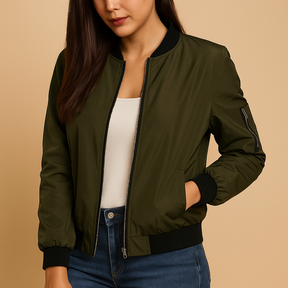 Lichtgewicht zomerjack voor dames met elegante pasvorm en ademende stof. Perfect voor dagelijks gebruik, casual gelegenheden en zomerse dagen.