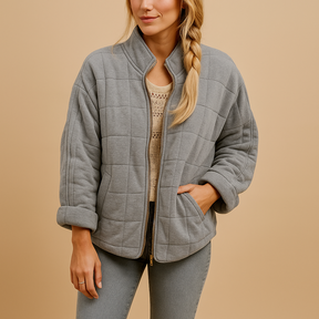 Lichtgewicht zomerjas voor dames met praktische zakken en zachte ademende stof. Perfect voor frisse zomerdagen en veelzijdige seizoenslooks.