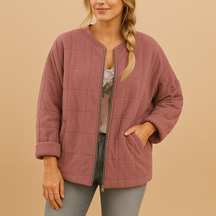 Lichtgewicht zomerjas voor dames met praktische zakken en zachte ademende stof. Perfect voor frisse zomerdagen en veelzijdige seizoenslooks.