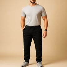Linnen herenbroek met ademende stof en comfortabele pasvorm in neutrale tinten, ideaal voor zomerse dagen en casual elegantie.
