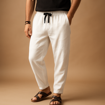 Losvallende katoenen-linnen herenbroek in neutrale kleuren, ideaal voor zomerse dagen en dagelijks gebruik met ademend draagcomfort.