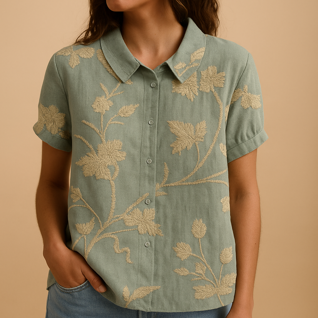Vrouw draagt een luchtige blouse met vrolijke bloemenprint, ideaal voor zomerse dagen en casual outfits