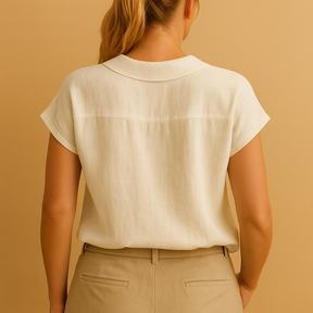 Damesblouse van katoen en linnen met ronde hals en knoopsluiting, perfect voor zomerse dagen en casual outfits.