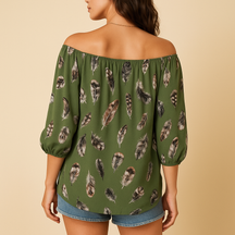 Luchtige dames blouse met verenprint en V-hals, ideaal voor warme dagen en zomerse casual outfits.