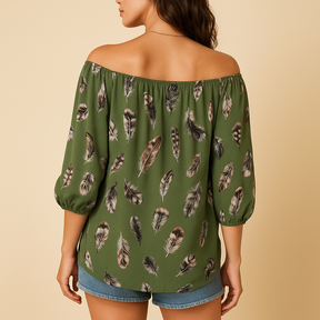 Luchtige dames blouse met verenprint en V-hals, ideaal voor warme dagen en zomerse casual outfits.