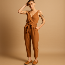 Luchtige dames jumpsuit met verstelbare tailleband en losse pasvorm, ideaal voor warme zomerdagen en casual elegantie.