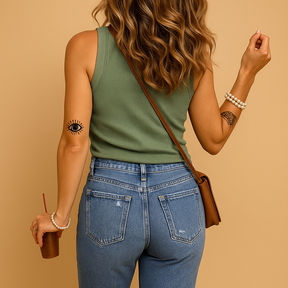 Dames tanktop van katoenmix met U-hals en slanke pasvorm, ideaal voor zomerse outfits en casual gelegenheden.