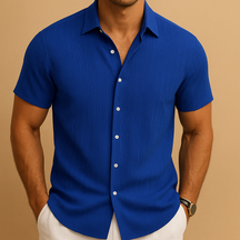 Luchtig herenoverhemd met korte mouwen en klassieke kraag, ideaal voor warme zomerdagen en casual gelegenheden.