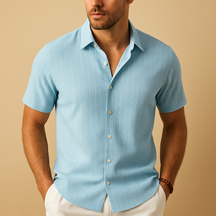 Luchtig herenoverhemd met korte mouwen en klassieke kraag, ideaal voor warme zomerdagen en casual gelegenheden.