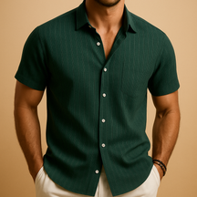 Luchtig herenoverhemd met korte mouwen en klassieke kraag, ideaal voor warme zomerdagen en casual gelegenheden.