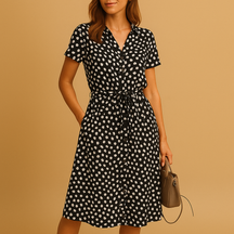 Dames midi A-lijn jurk met V-hals, knoopdetails en speelse print – ideaal voor zomerse en chique gelegenheden