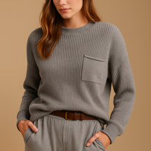 Minimalistische gebreide damestrui met relaxte pasvorm in neutrale kleuren, geschikt voor dagelijks gebruik en laagjes.