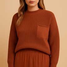 Minimalistische gebreide damestrui met relaxte pasvorm in neutrale kleuren, geschikt voor dagelijks gebruik en laagjes.