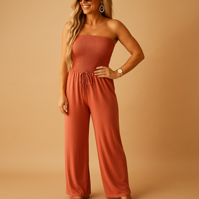 Zomerse off-shoulder jumpsuit voor dames in oranje met comfortabele pasvorm en handige zakken, perfect voor casual en semi-formele gelegenheden.