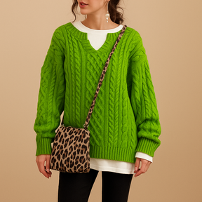 Oversized kabelgebreide damestrui met korte ronde hals, zacht en ademend, perfect voor laagjeslooks en casual winteroutfits.