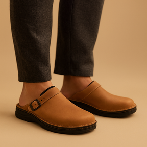 Comfortabele pantoffels voor heren met zachte binnenzool en stevige buitenzool, in de kleuren bruin, donkerbruin en zwart.