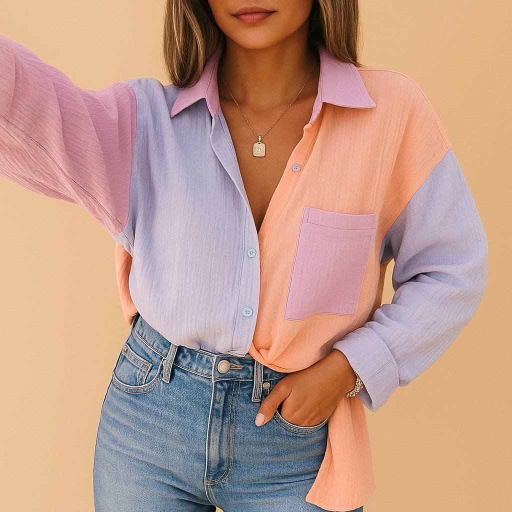 Luchtige patchwork blouse voor dames in roze en lichtblauw, perfect voor casual en semi-formele outfits