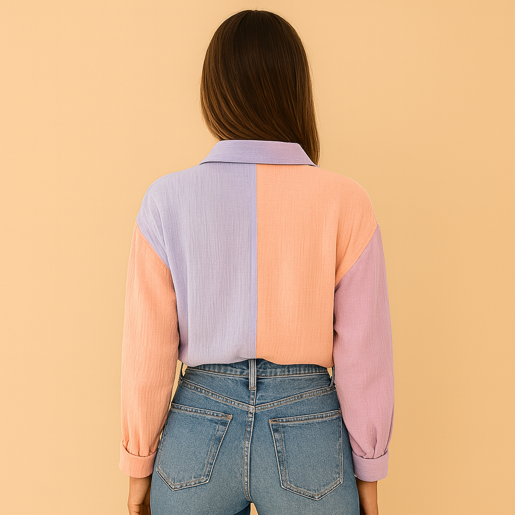 Luchtige patchwork blouse voor dames in roze en lichtblauw, perfect voor casual en semi-formele outfits