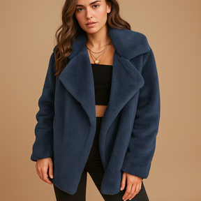 Pluche wintermantel voor dames met zachte stof, medium lengte en reverskraag. Ideaal voor dagelijks gebruik, werk en elegante winteravonden.
