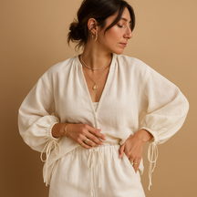 Dames set met V-hals top en short met ruches, perfect voor een stijlvolle en comfortabele zomerlook