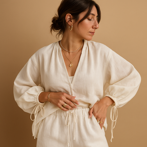 Dames set met V-hals top en short met ruches, perfect voor een stijlvolle en comfortabele zomerlook