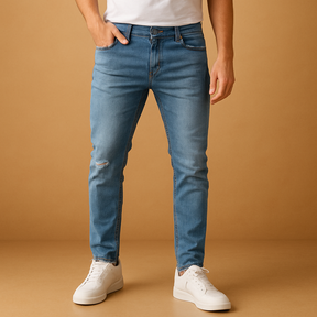 Slim fit herenjeans in blauw of grijs met gescheurd detail, gemaakt van duurzaam stretchdenim voor een stoere en comfortabele urban look.