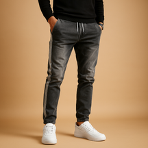 Slim-fit herenjeans met stretch denim en moderne wassing, ideaal voor casual en smart-casual outfits met comfortabele pasvorm.