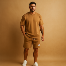Herenset met T-shirt en korte broek in minimalistisch design, perfect voor loungen, thuisgebruik of zomerse uitstapjes.