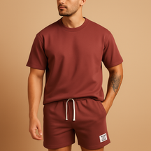 Herenset met T-shirt en korte broek in minimalistisch design, perfect voor loungen, thuisgebruik of zomerse uitstapjes.