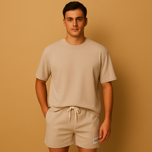 Herenset met T-shirt en korte broek in minimalistisch design, perfect voor loungen, thuisgebruik of zomerse uitstapjes.