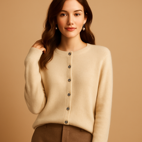 Elegante damescardigan met V-hals, knoopsluiting en lange mouwen, perfect voor laagjes en winterse outfits.