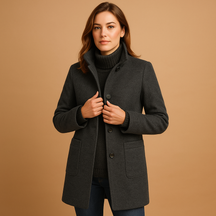 Zachte winterjas voor dames met relaxte pasvorm en tijdloze details. Elegant, warm en comfortabel, ideaal voor dagelijkse winterse gelegenheden.