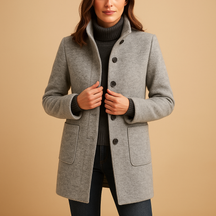 Zachte winterjas voor dames met relaxte pasvorm en tijdloze details. Elegant, warm en comfortabel, ideaal voor dagelijkse winterse gelegenheden.